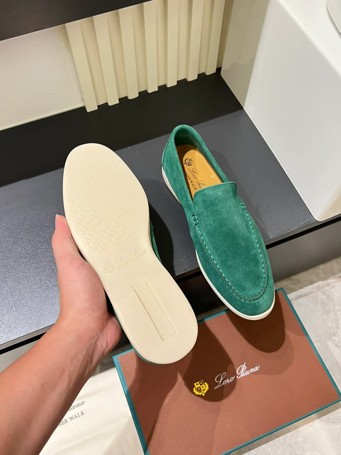 Men's shoes 💰p360 "Loro men's shoes 💰pian'*" Classic L men's shoes for couples 💰p Top version British flat loafers, a must-have item in old money style, the minimalist design is eye-catching and durable, a plus point for dressing The soft foot feel and texture are outstanding. They don’t scratch your feet and are very nice. They are matched with soft and waxy soles. They can be worn daily for a long time without getting tired. They are easy to wear, versatile and classic items, with perfect foot feel and texture! Imported cashmere fabric, the lining is made of imported A-grade water-dyed cow lining, the top version of the genuine leather midsole is sewn with pure handmade mark thread! Size: Female 35-40 (34. Customized) Male 38-44 (45.46. Customized)
